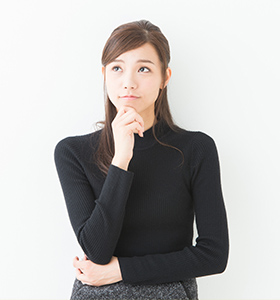 写真：首をかしげる女性景